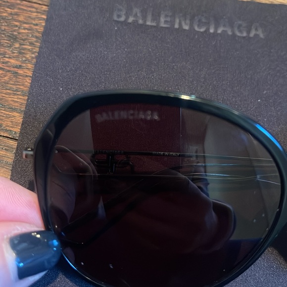 Balenciaga sunglasses. Brand new with case and lense cleaner cloth - Picture 11 of 12